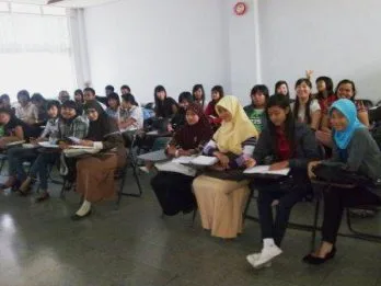 Mahasiswa Menghadiri Perkuliahan Semester Ganjil UBL