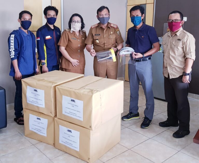 UBL Bagikan Face Shield Karya Mahasiswanya Bagi Tenaga Medis