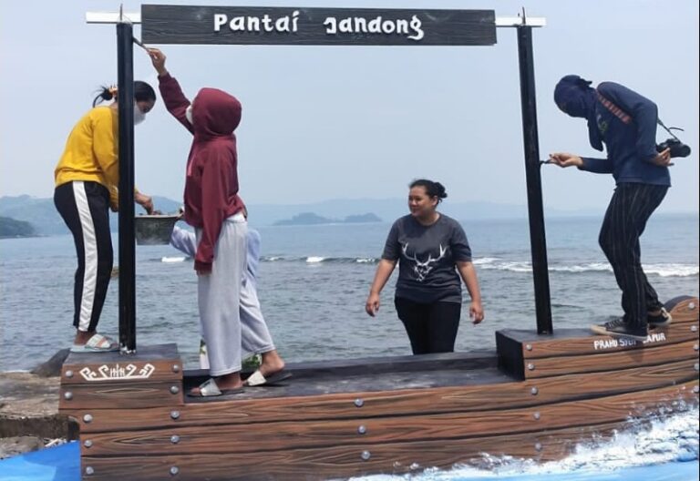 HMIK Universitas Terbaik Sumbagsel UBL Bikin Spot Foto Keren Pantai Jandong Kunjir