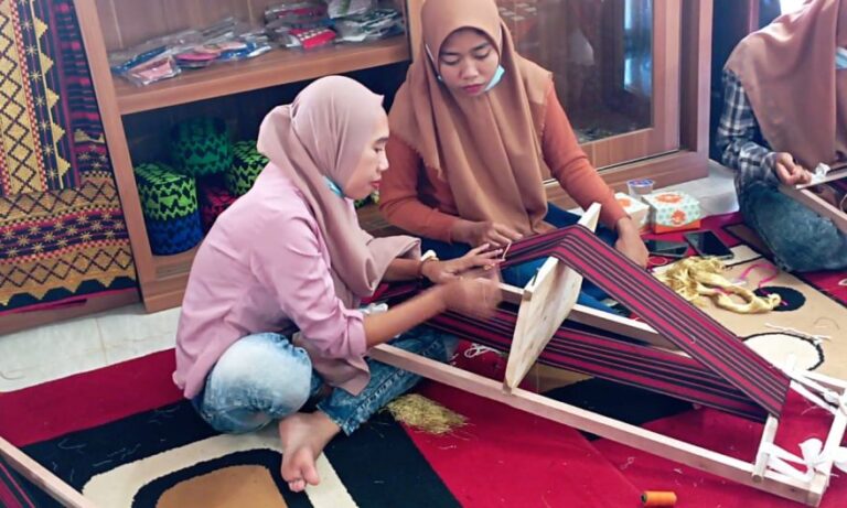 Lestarikan Budaya Lampung, FISIP UBL Adakan Pelatihan Kerajinan Kain Tapis di Pesawaran