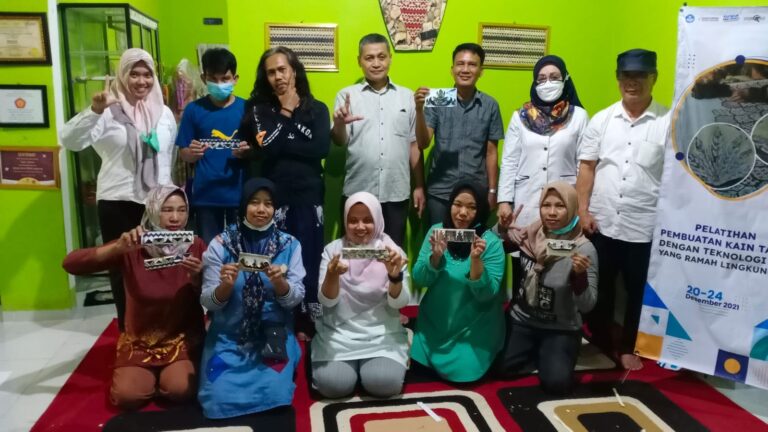 UBL dan Seniman Jogja Berkolaborasi dalam Pembuatan Kain Tapis Metode Cap Ramah Lingkungan