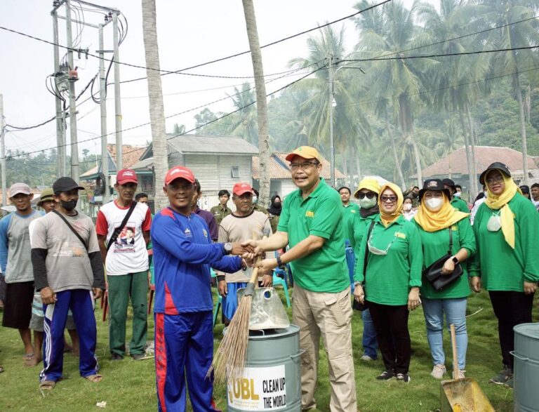 Dies Natalis ke-50: UBL Gelar Aksi Bersih Pantai