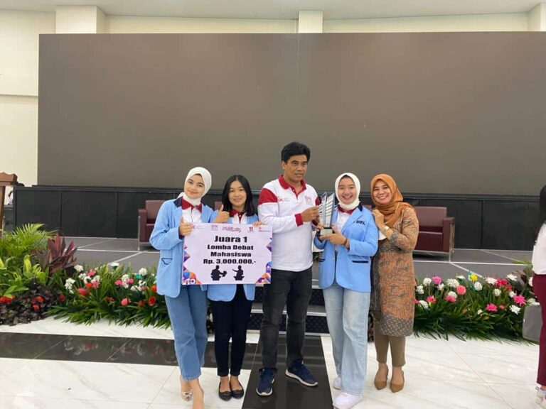 Team Mahasiswa UBL Juara 1 Lomba Debat Bulan Inklusi Keuangan OJK Provinsi Lampung