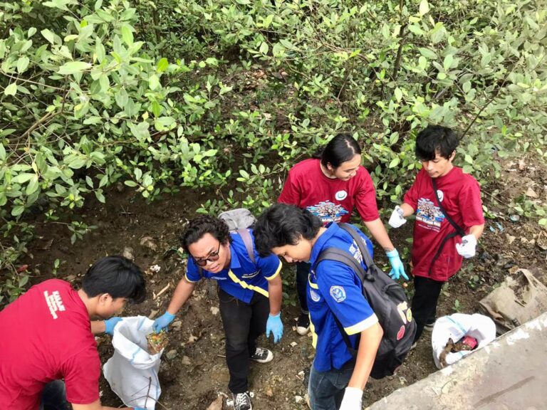 Mahasiswa UBL Terlibat Aksi Bersih Pantai Bersama Nelayan