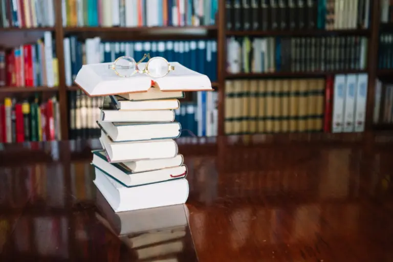 Mahasiswa belajar di perpustakaan kampus