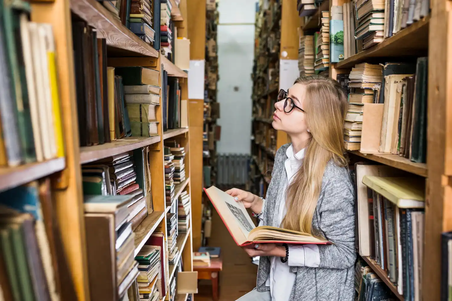Mahasiswa belajar di perpustakaan kampus