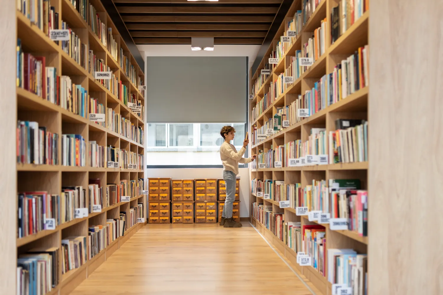 Mahasiswa belajar di perpustakaan kampus