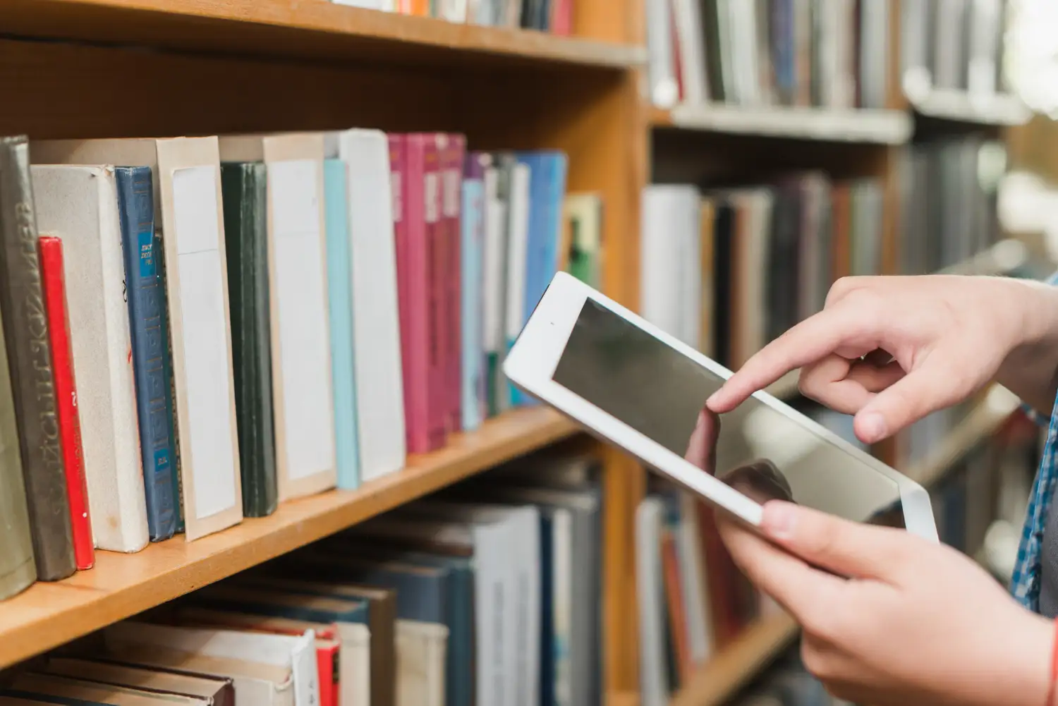 Mahasiswa belajar di perpustakaan kampus