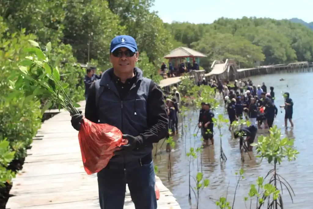 Tanam 1000 Bibit Mangrove UBL