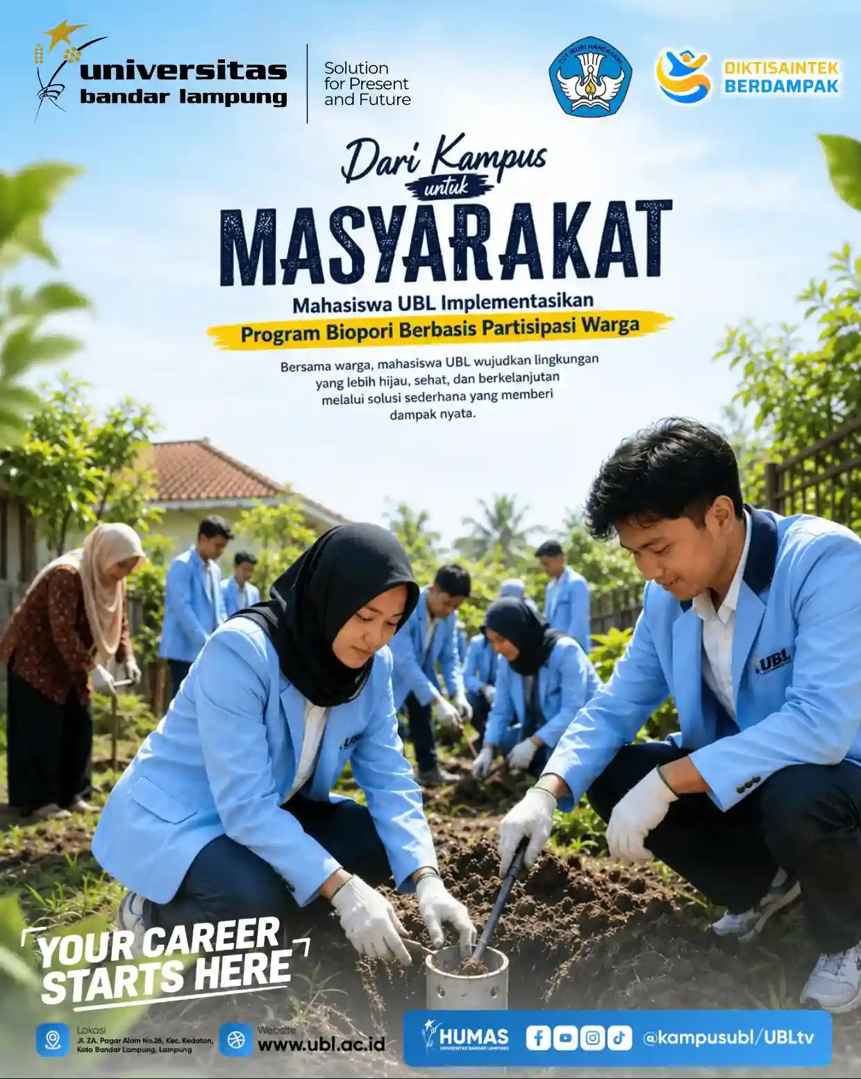 Mahasiswa UBL dan warga Kupang Teba membuat biopori.