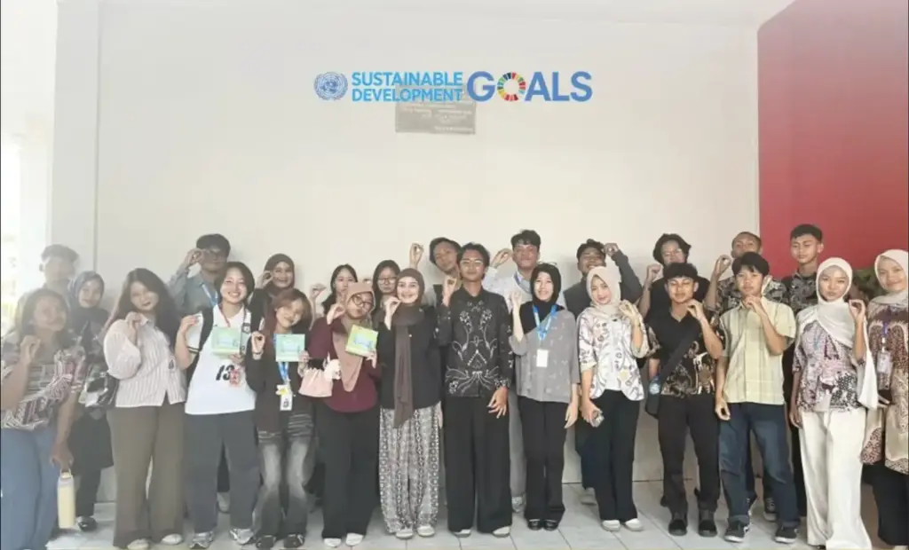 Peserta simulasi krisis iklim UBL foto bersama di depan logo Sustainable Development Goals Kampus Universitas Bandar Lampung